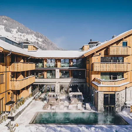 Hotel apartamentowy Elements Zell Am 4*