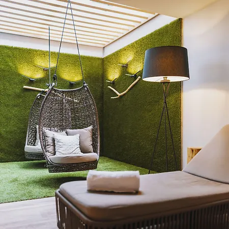 Elements Zell Am Hotel apartamentowy 4*